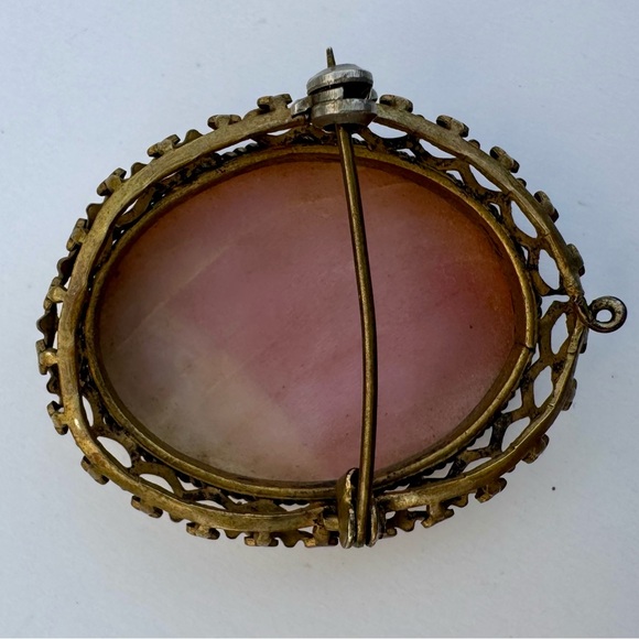 Vintage Cameo Brooch with Gold Trim - Picture 13 of 14